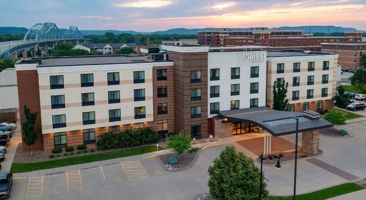 Fairfield by Marriott Inn & Suites La Crosse Downtown EXTERIOR