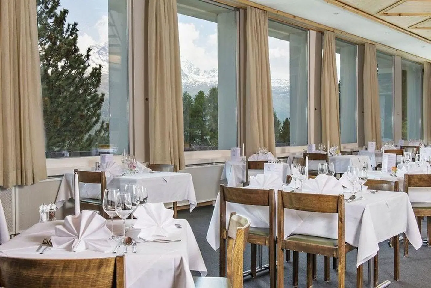 Hostel by Randolins Restaurant