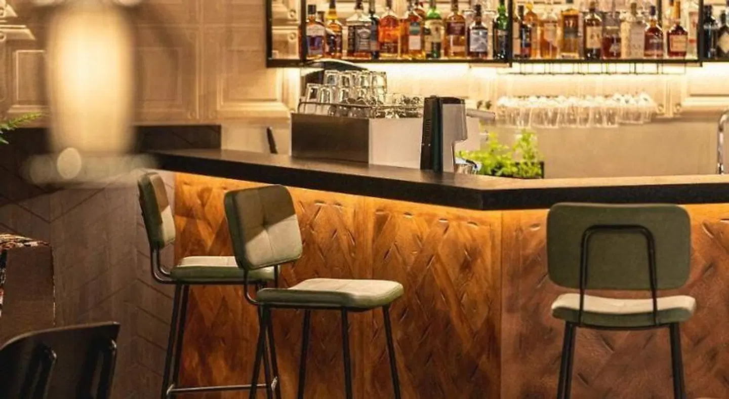 FreshSuites & Bar Bar