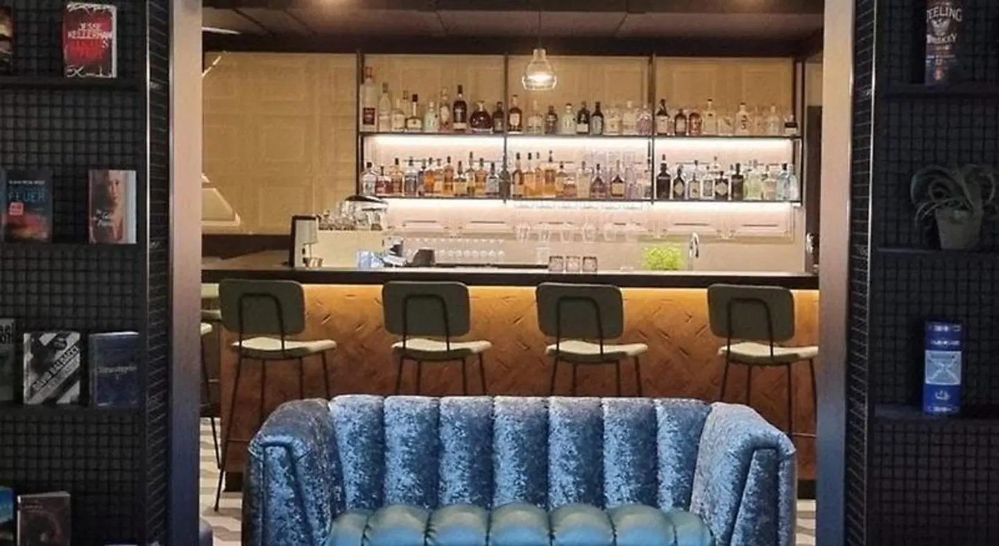 FreshSuites & Bar Bar
