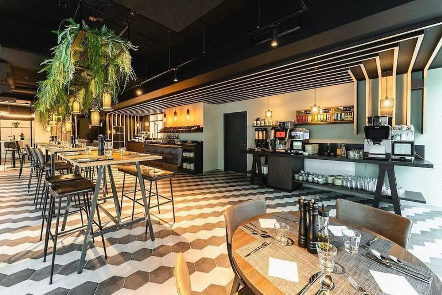 FreshSuites & Bar Bar