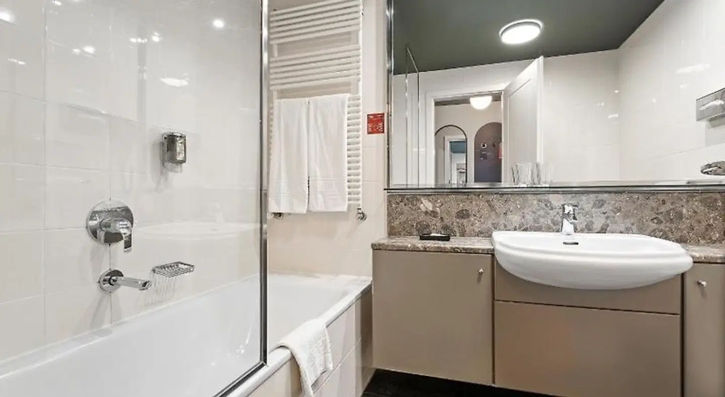 Adina Apartment Hotel Budapest Badezimmer