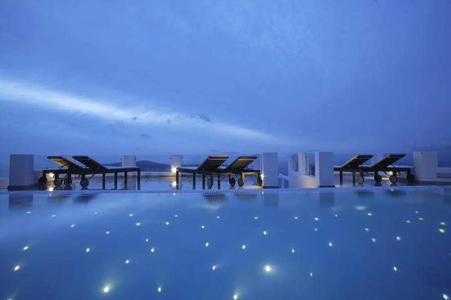 Above Blue Suites OUTDOOR_POOL