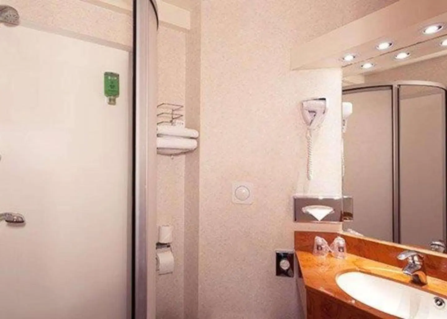 Comfort Hotel CDG Airport Badezimmer