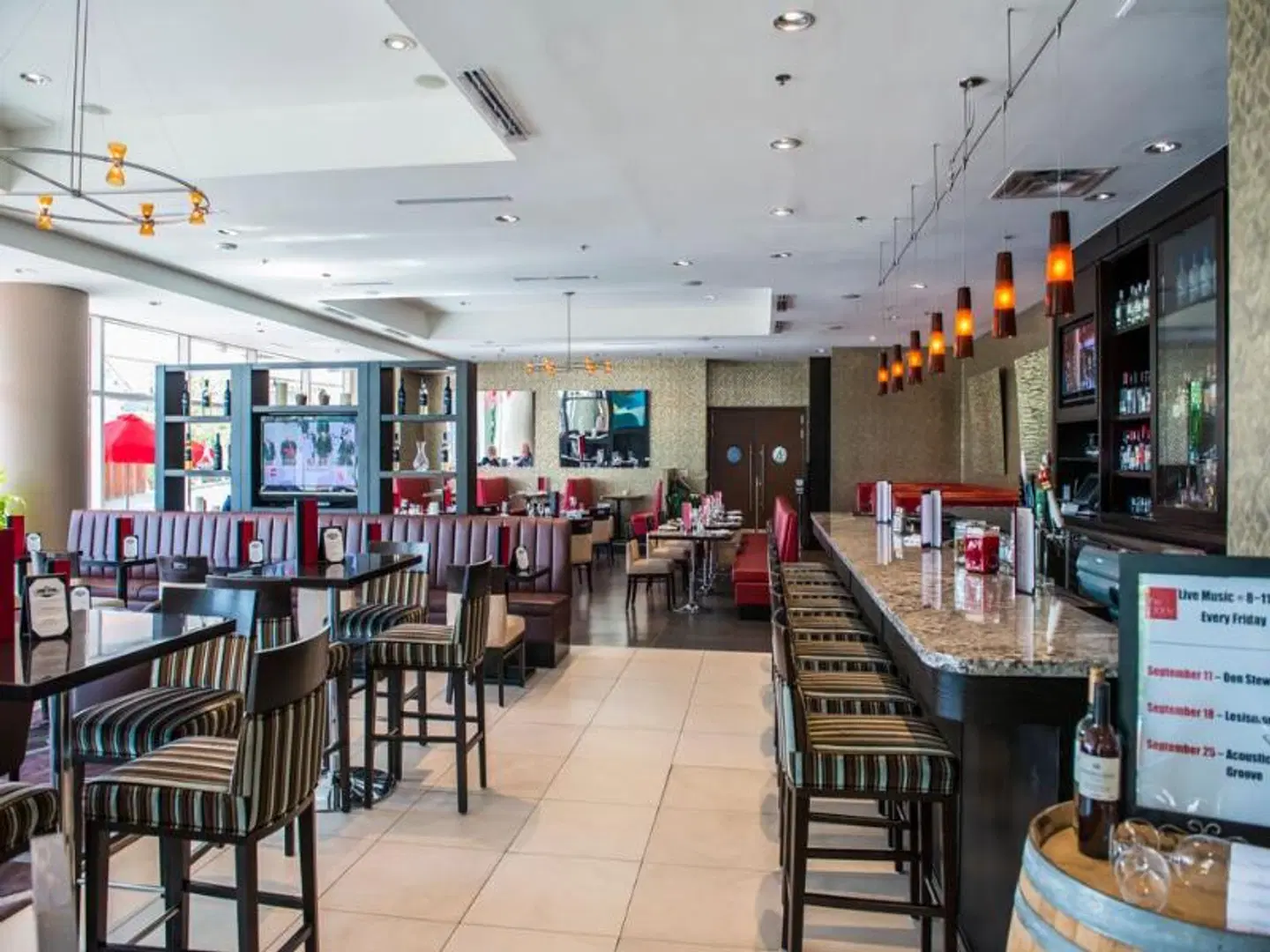 Pinnacle Hotel at the Pier Bar