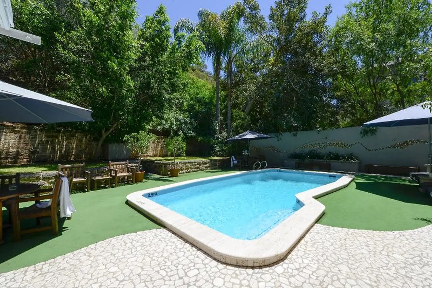 Sullivans OUTDOOR_POOL