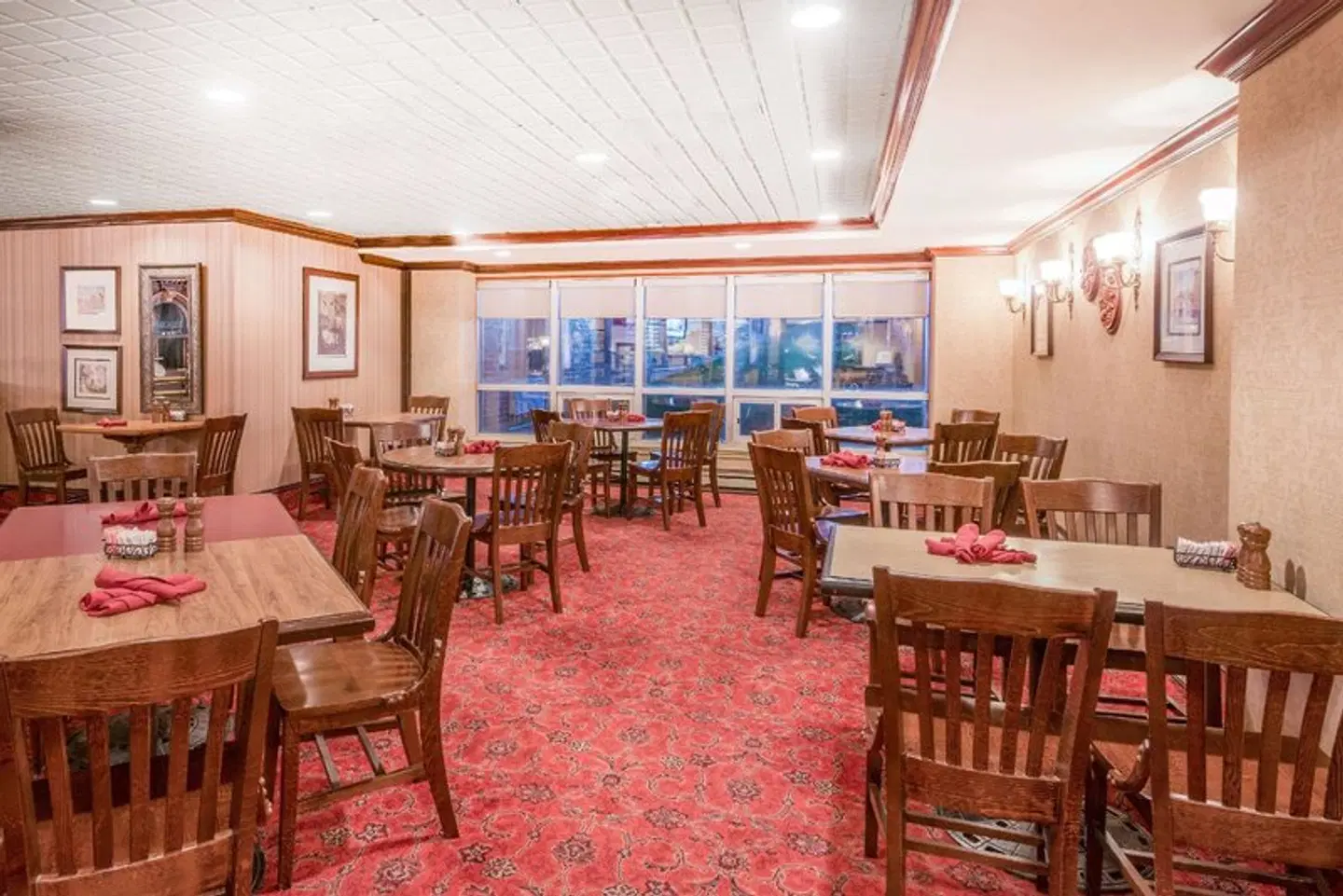 Ramada by Wyndham St. John's Restaurant