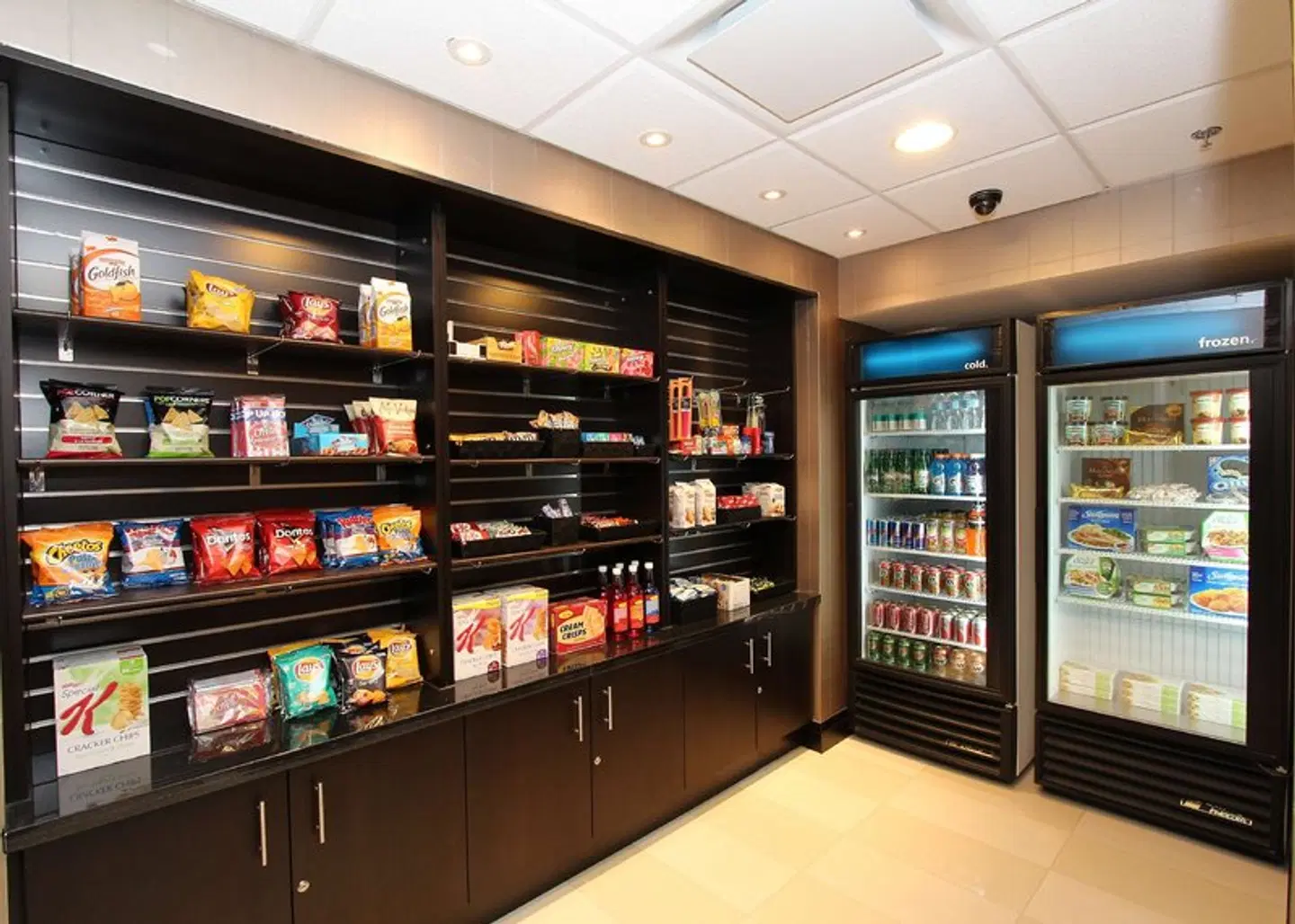 Hampton Inn & Suites by Hilton St. John's Airport Bar