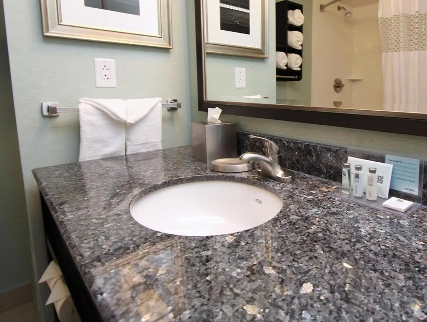 Hampton Inn & Suites by Hilton St. John's Airport Badezimmer