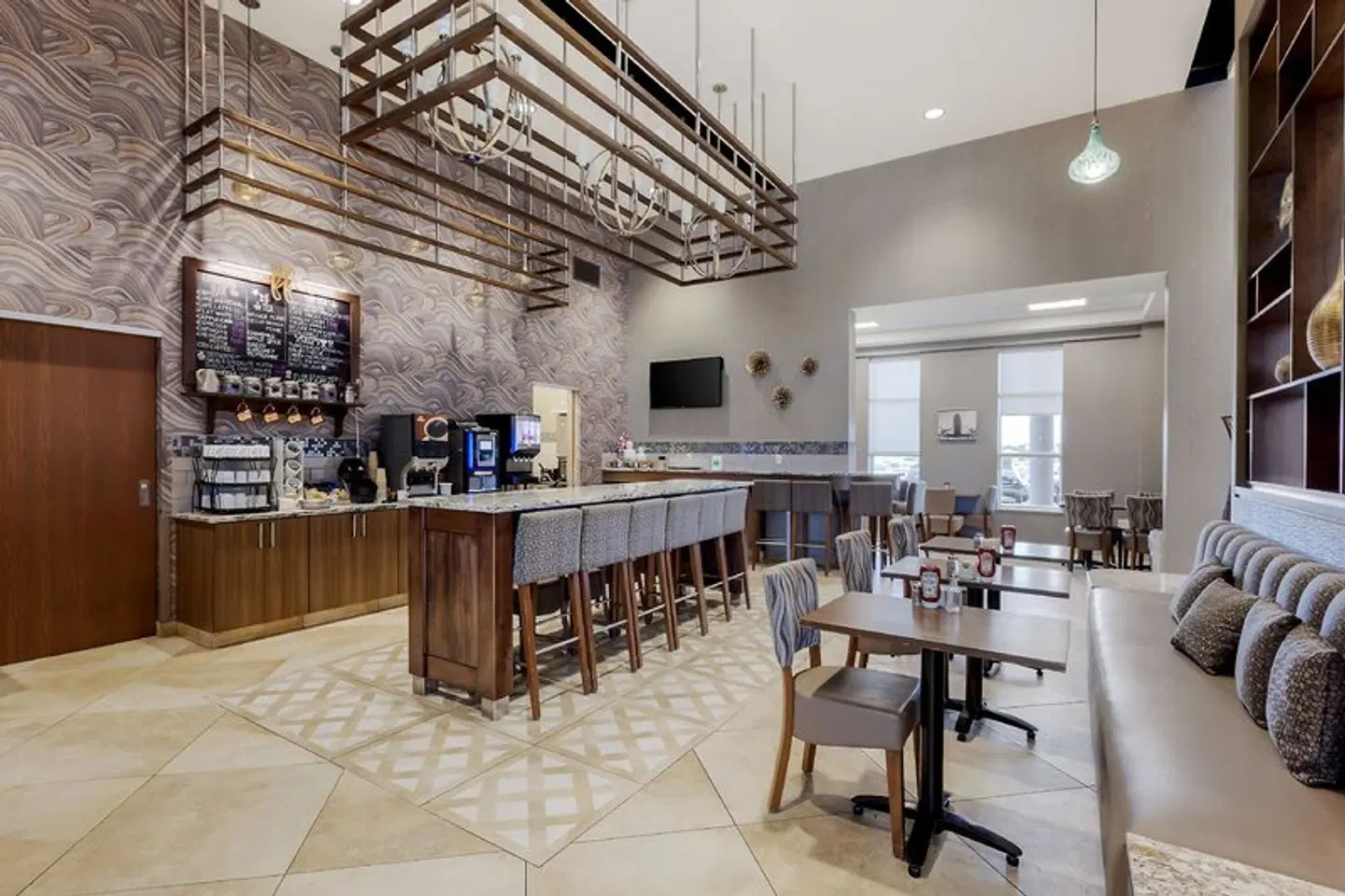 Best Western Plus St. John's Airport Hotel and Suites Bar