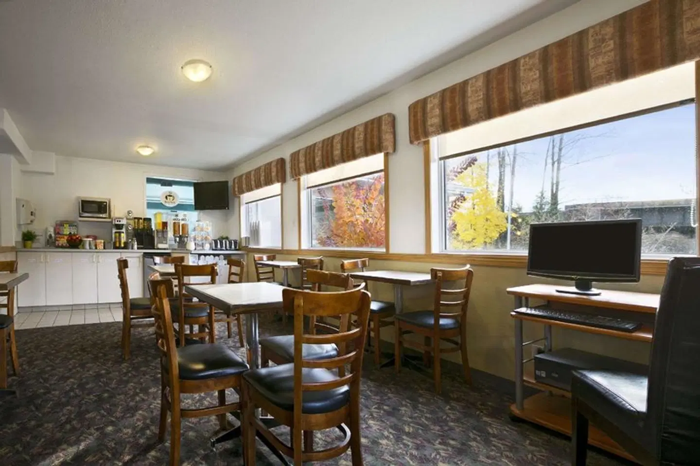 Super 8 by Wyndham Revelstoke BC Bar