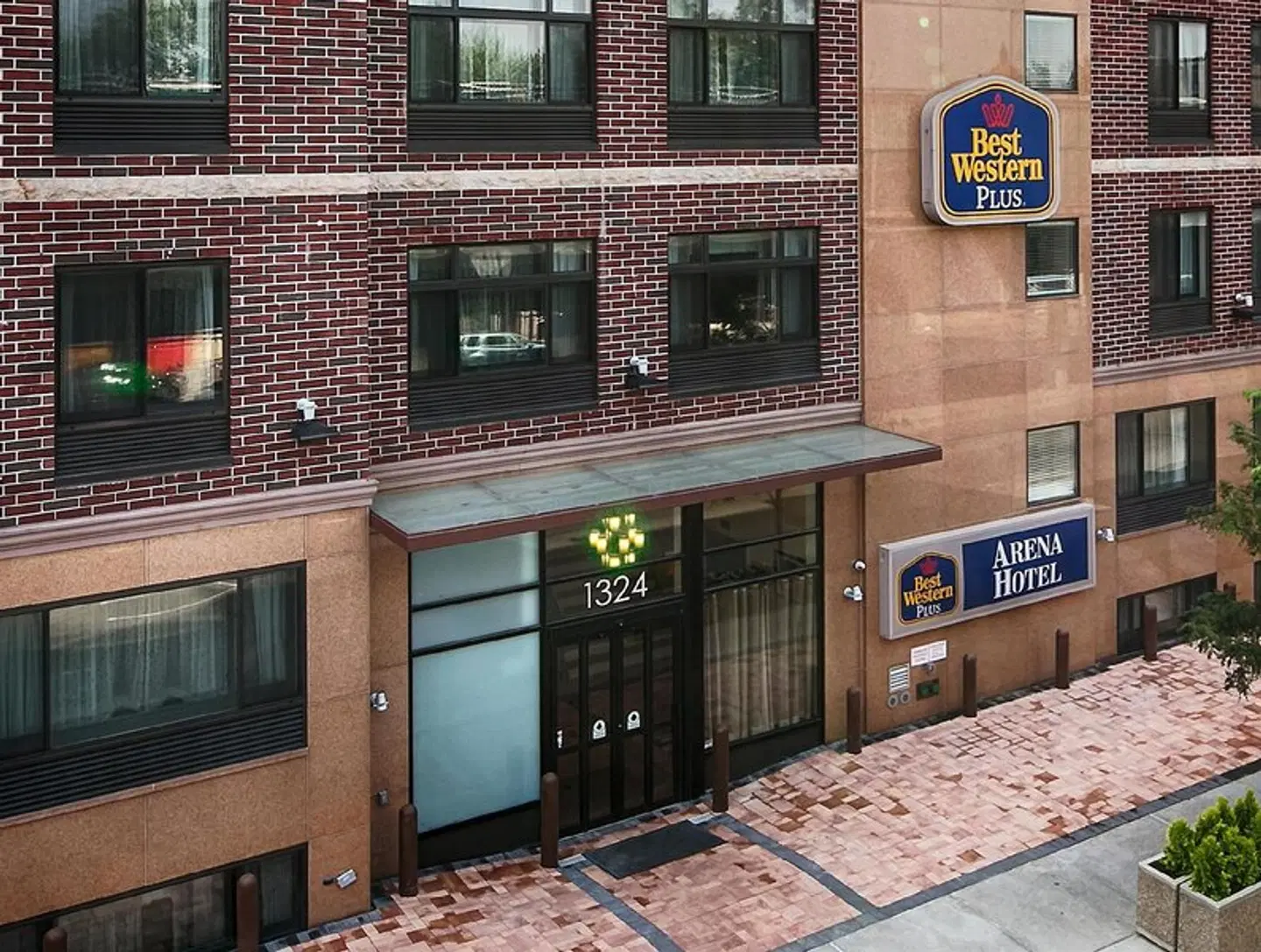 Best Western PLUS Arena Hotel EXTERIOR