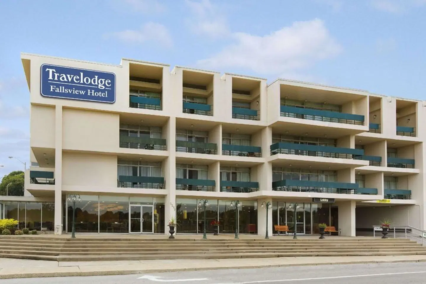 Travelodge by Wyndham Niagara Falls Fallsview EXTERIOR