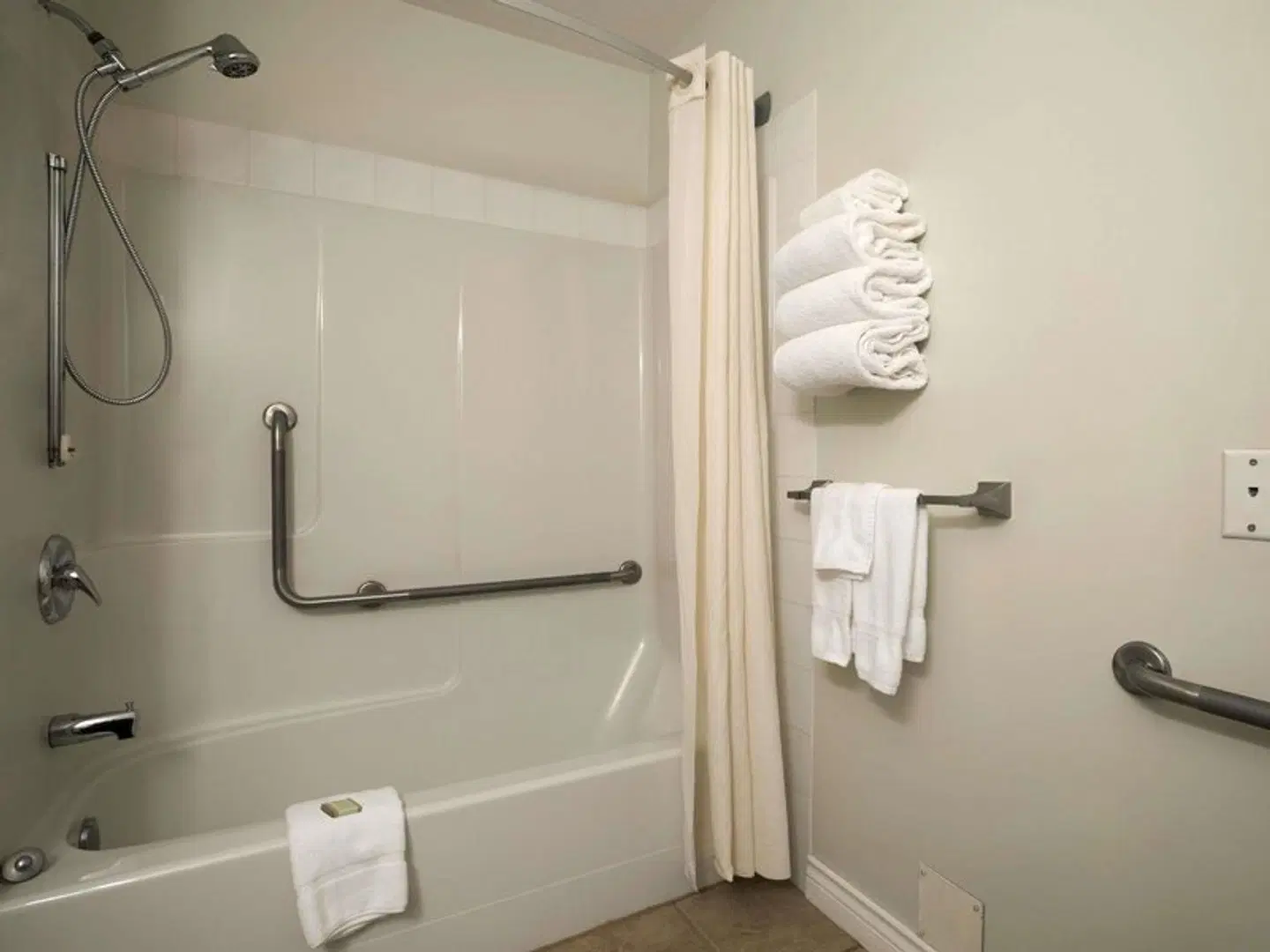 Super 8 by Wyndham Revelstoke BC Badezimmer
