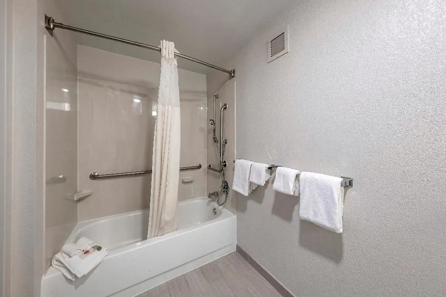 Quality Inn East Syracuse Badezimmer