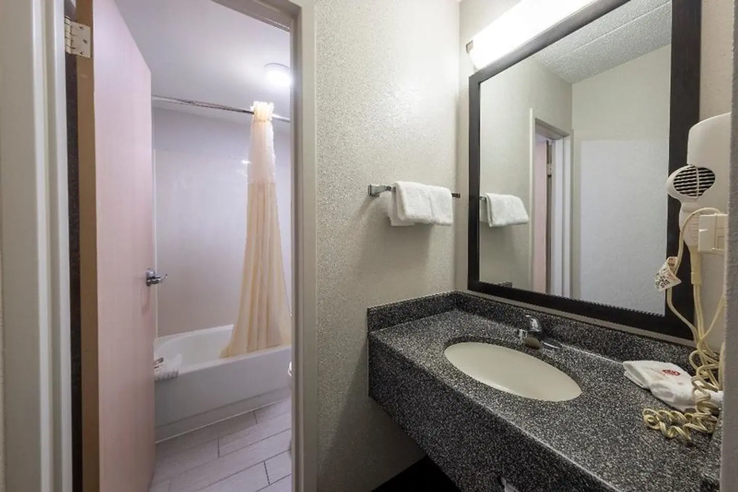 Quality Inn East Syracuse Badezimmer