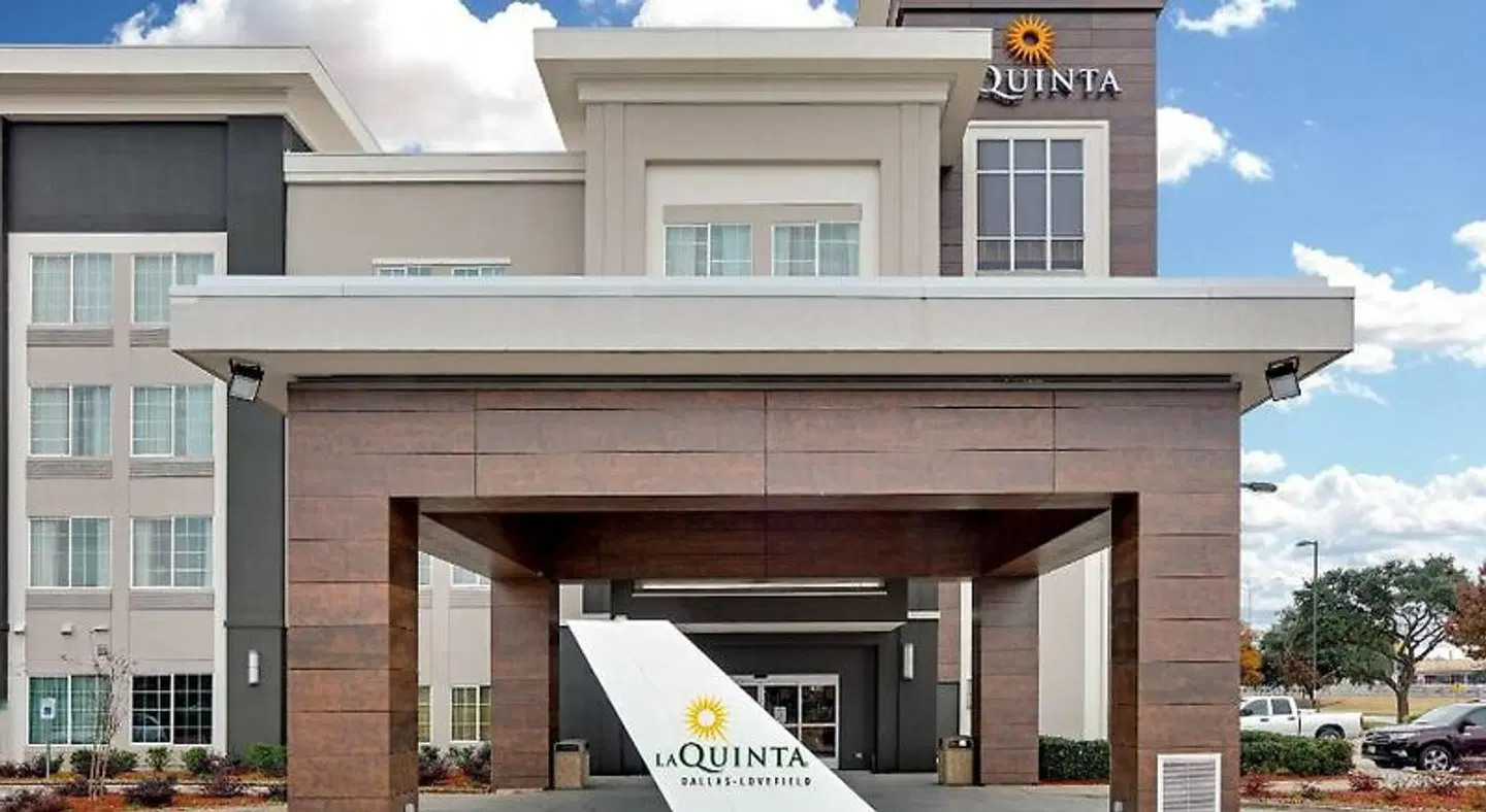 La Quinta Inn & Suites by Wyndham Dallas Love Field EXTERIOR