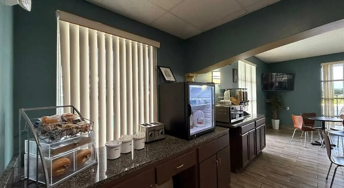 Super 8 by Wyndham Marianna ROOM_EXAMPLE