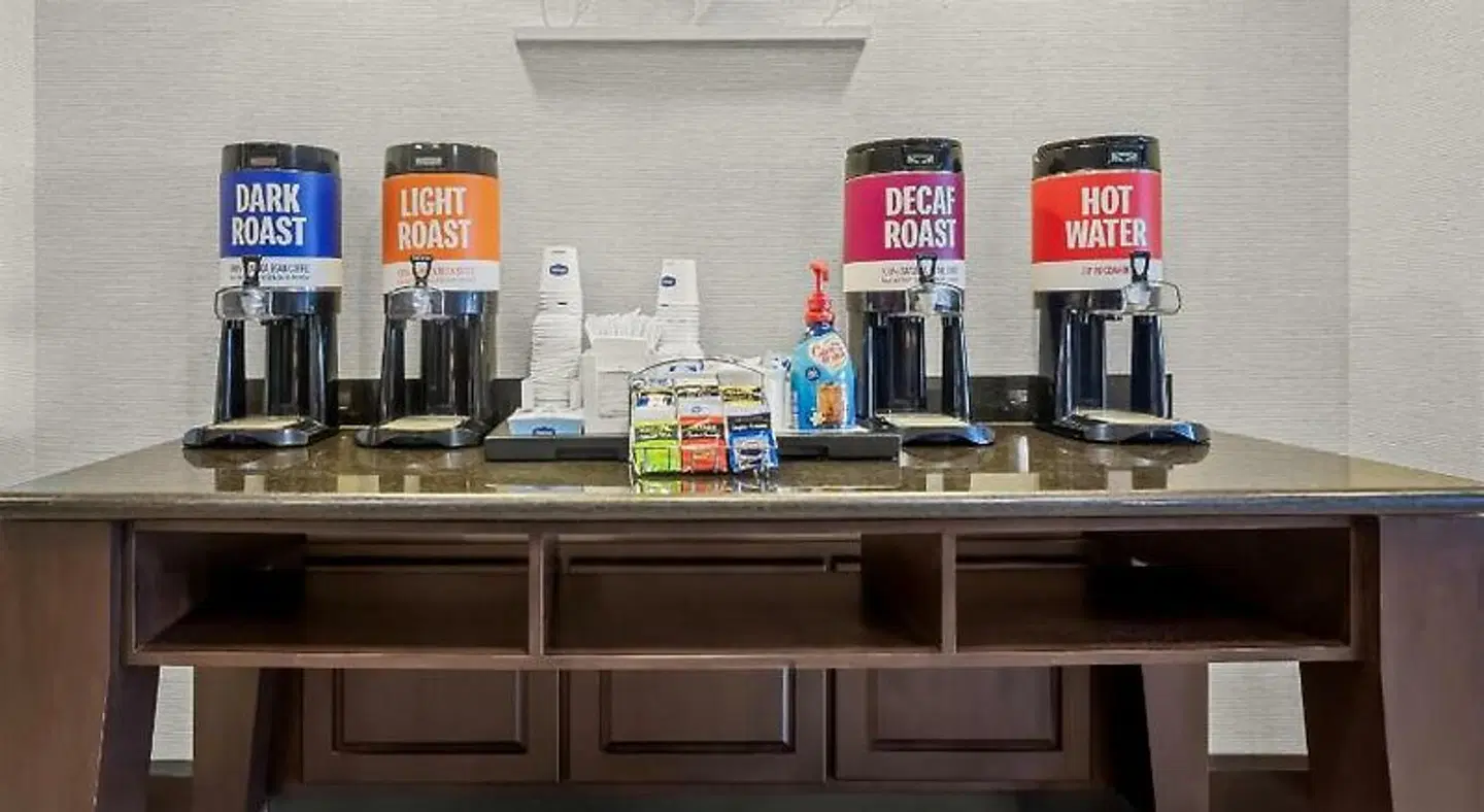 Hampton Inn Middletown Bar