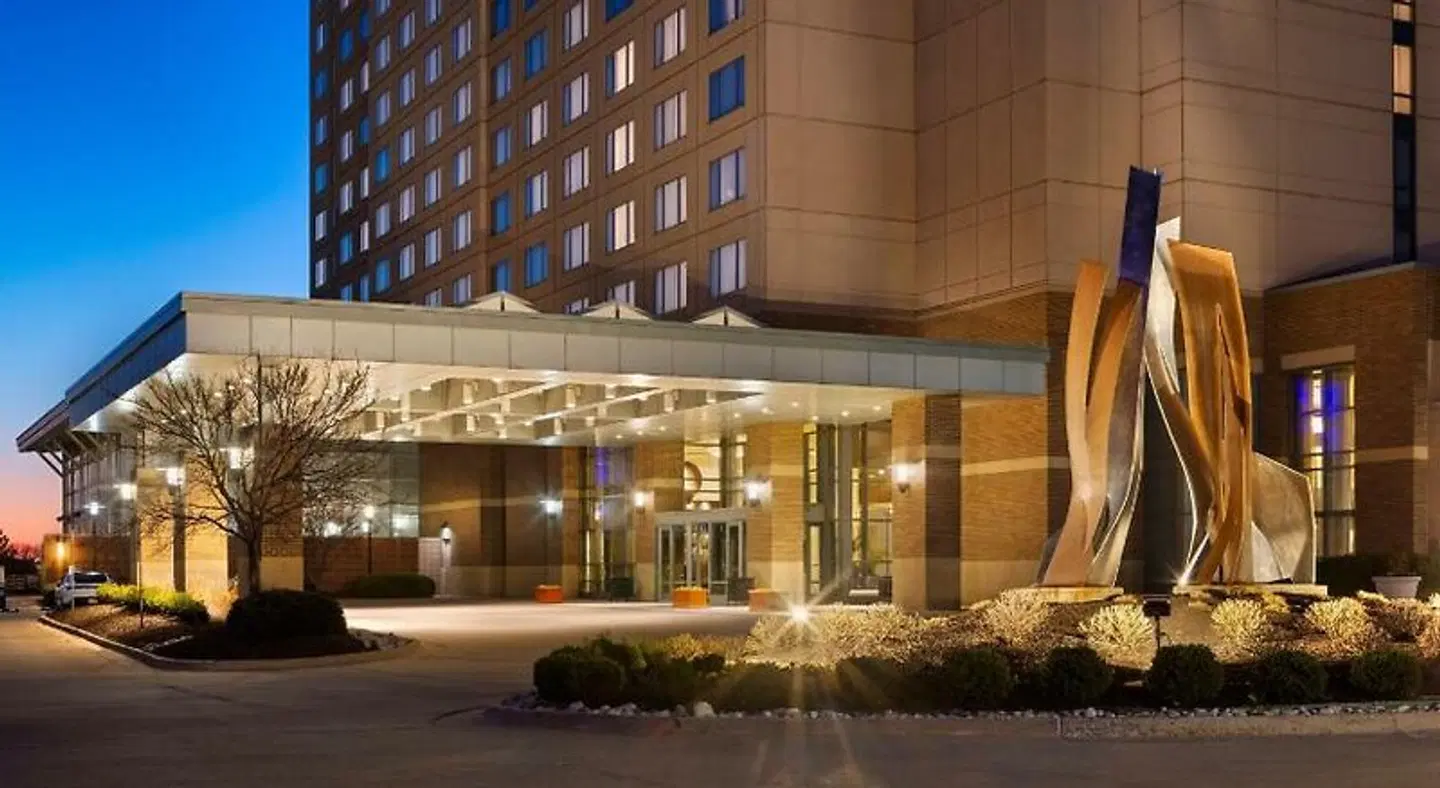 Sheraton Overland Park Hotel at the Convention Center EXTERIOR
