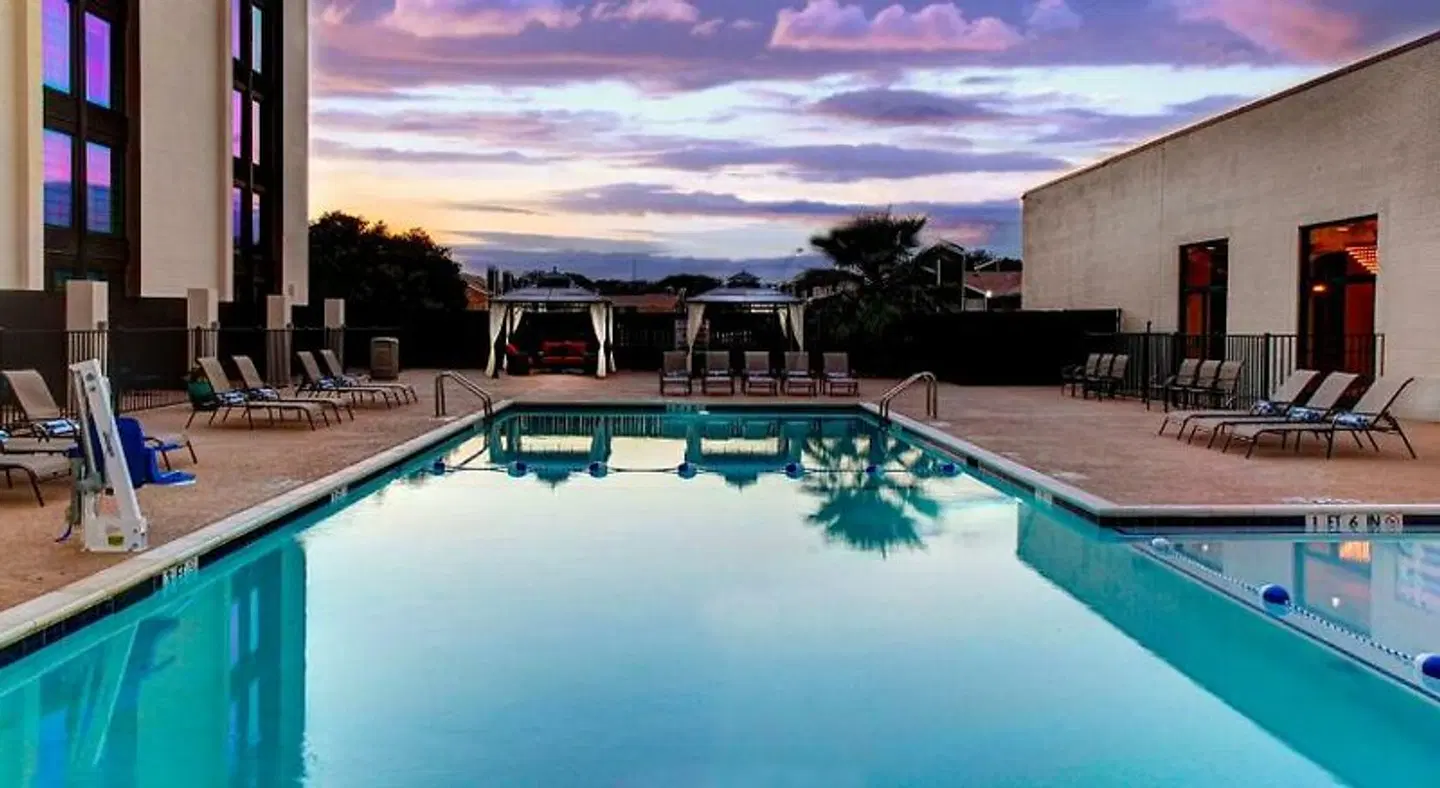 DoubleTree by Hilton Hotel Arlington DFW South OUTDOOR_POOL