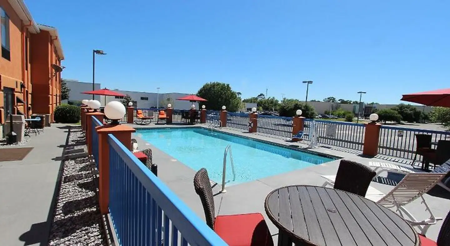 Hotel Pensacola OUTDOOR_POOL