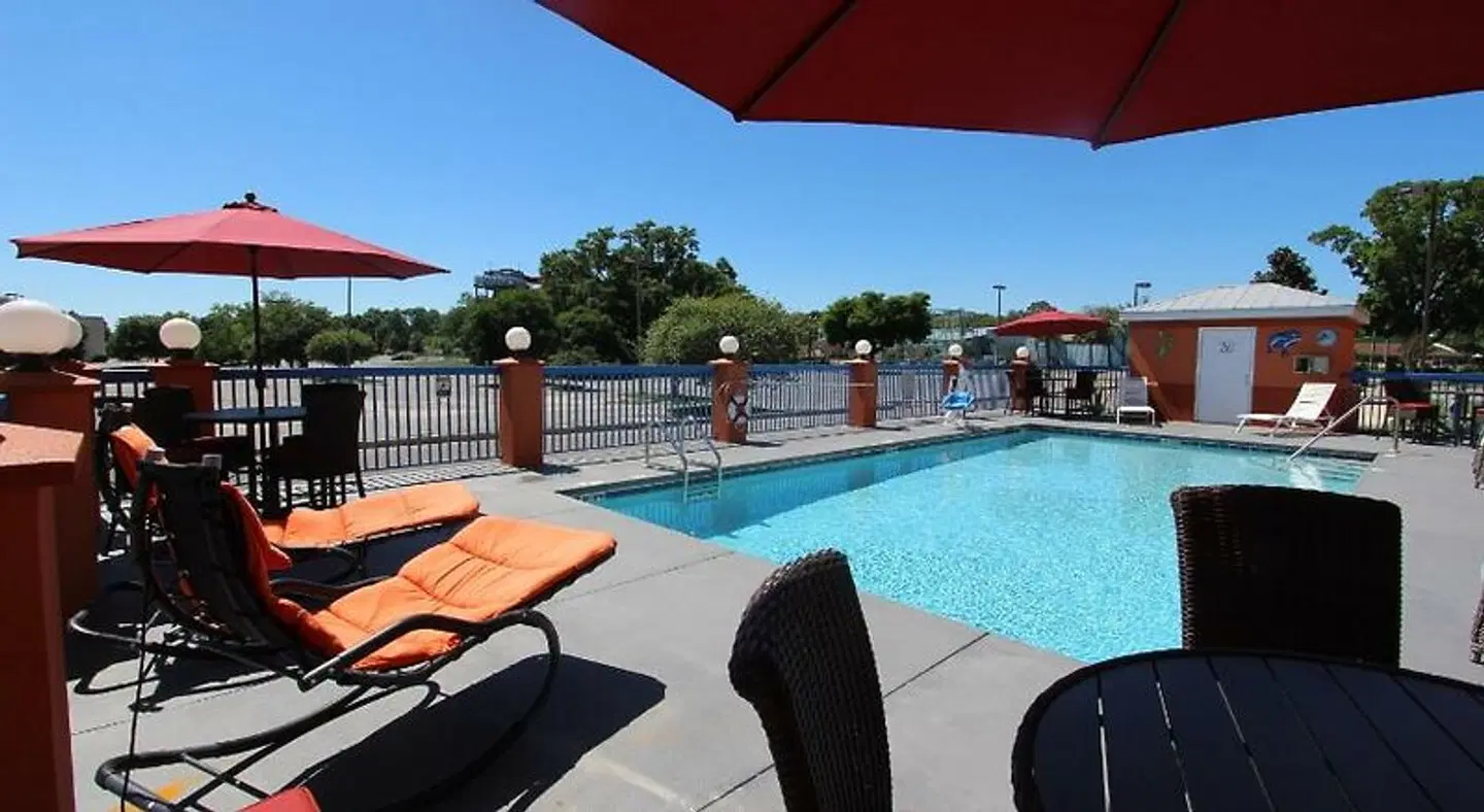 Hotel Pensacola OUTDOOR_POOL