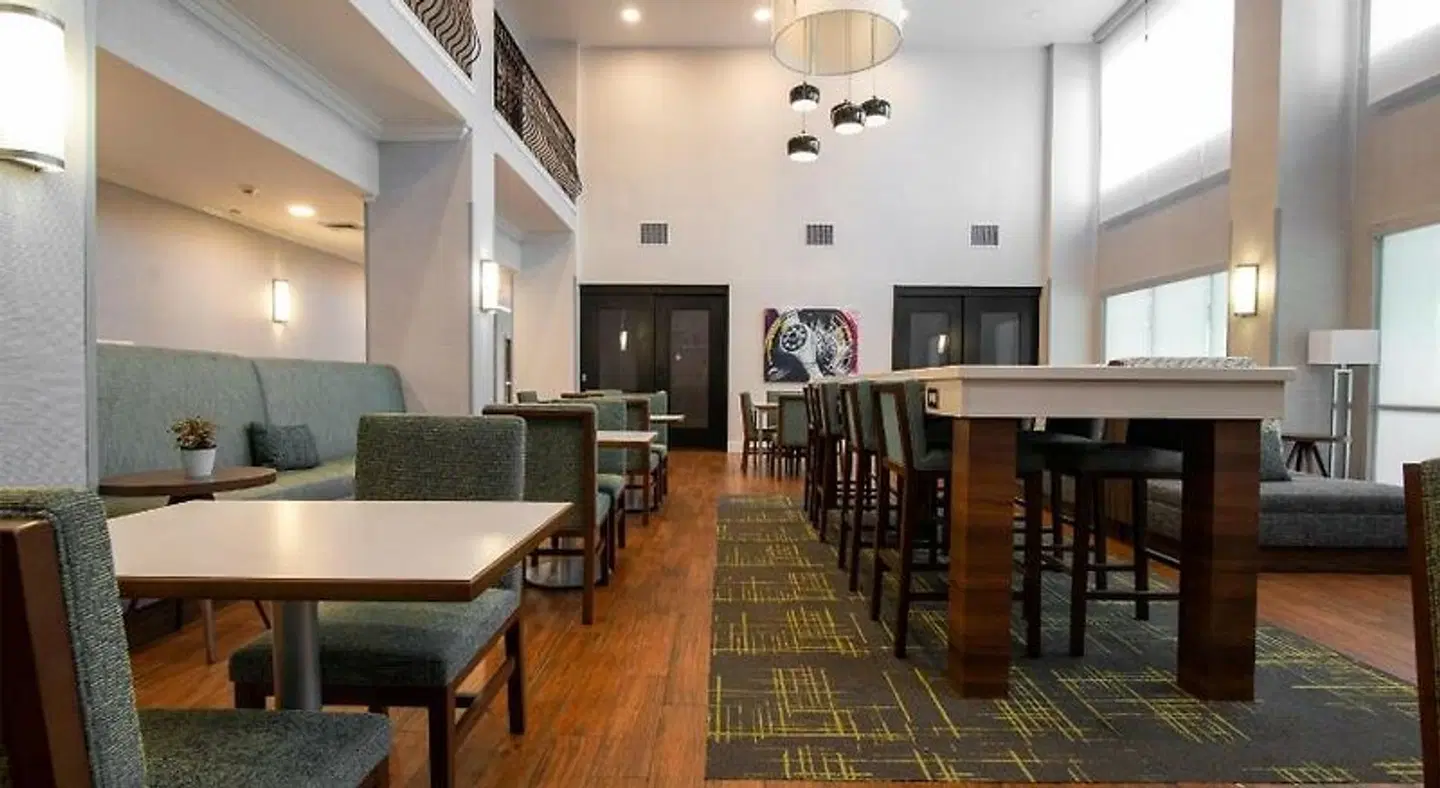 Hampton Inn & Suites College Station/US 6-East Bypass Bar