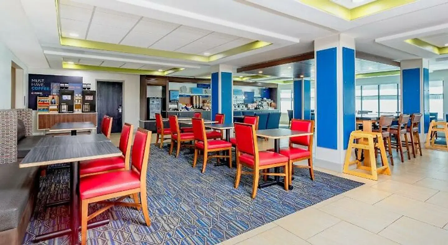 Holiday Inn Express & Suites Jacksonville - Blount Island by IHG Bar