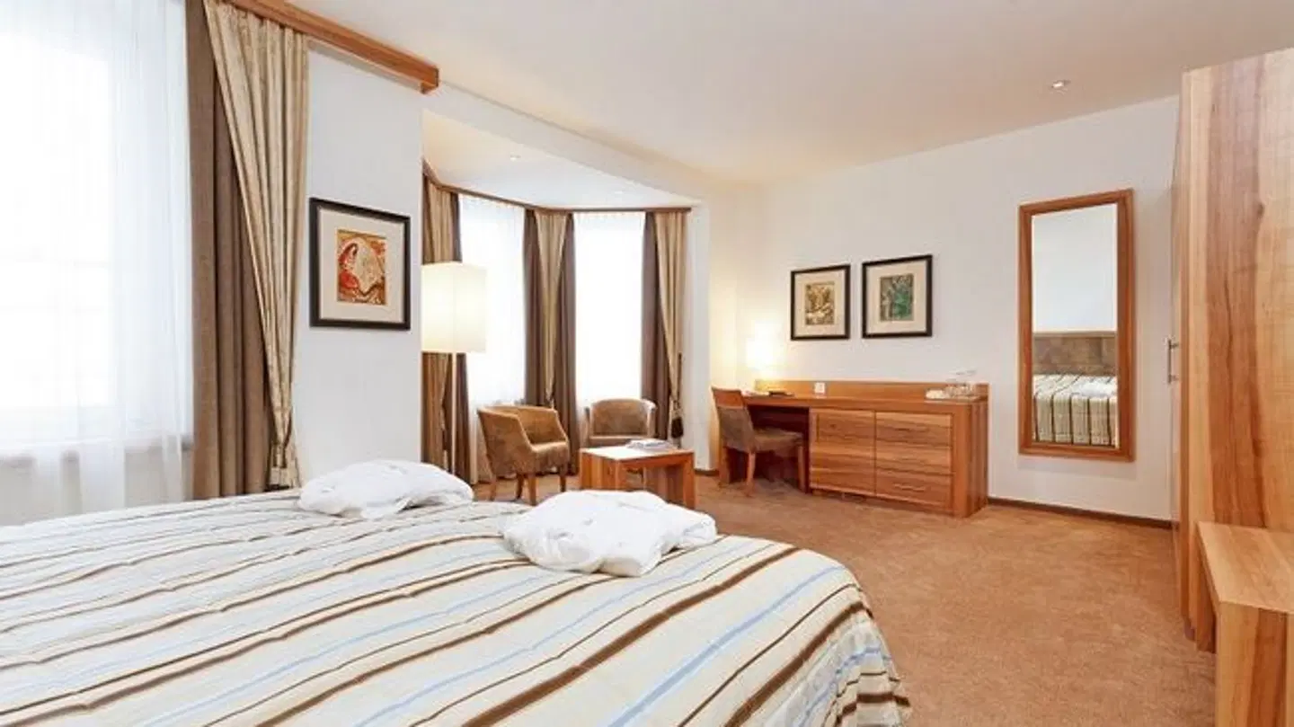 Monopol art boutique ROOM_EXAMPLE