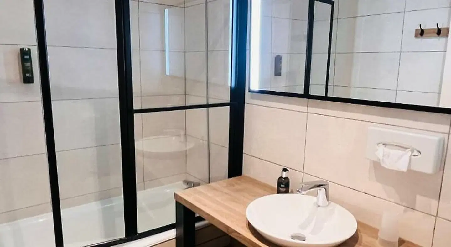 Logis Hotel des Voyageurs Badezimmer