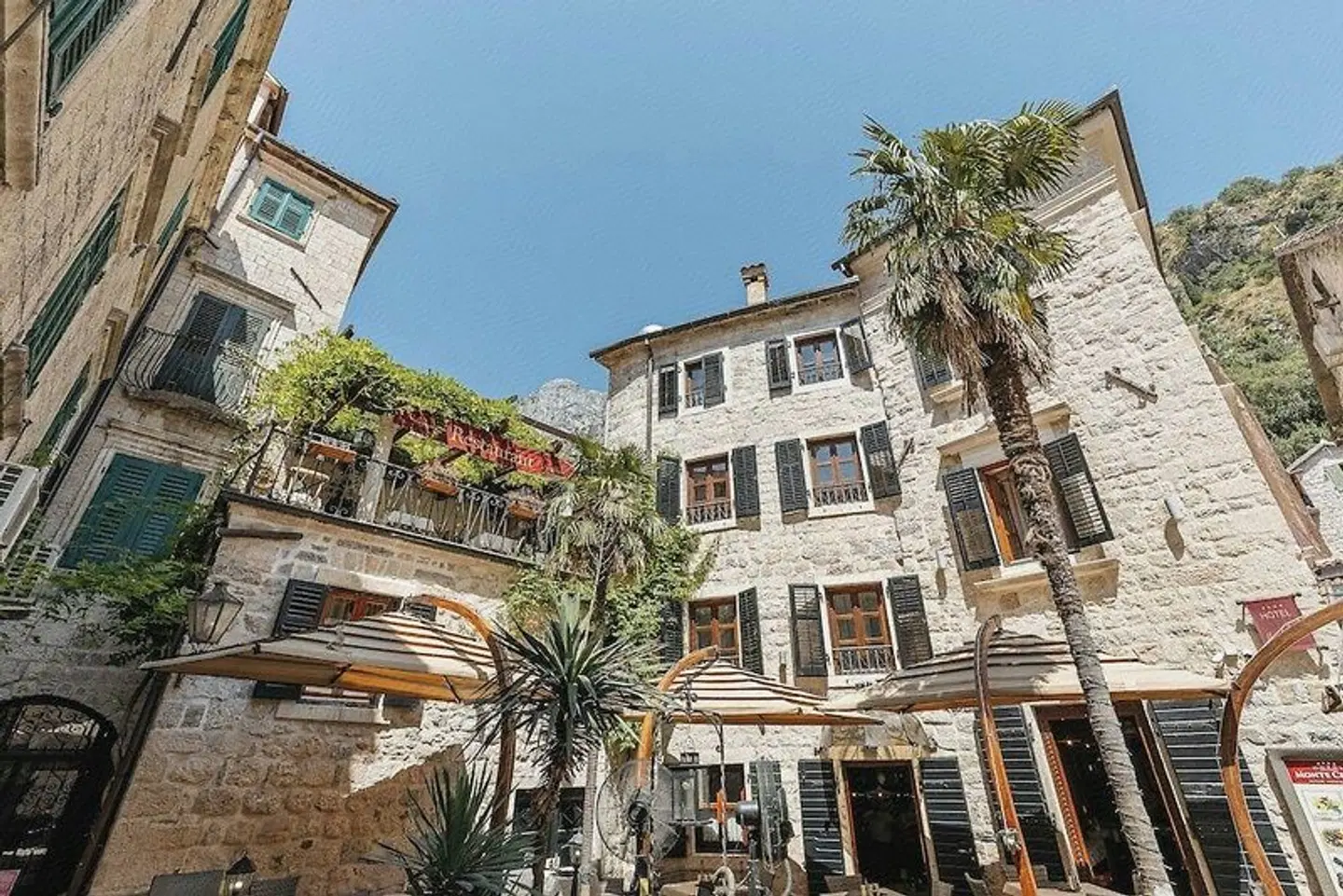 Monte Cristo EXTERIOR