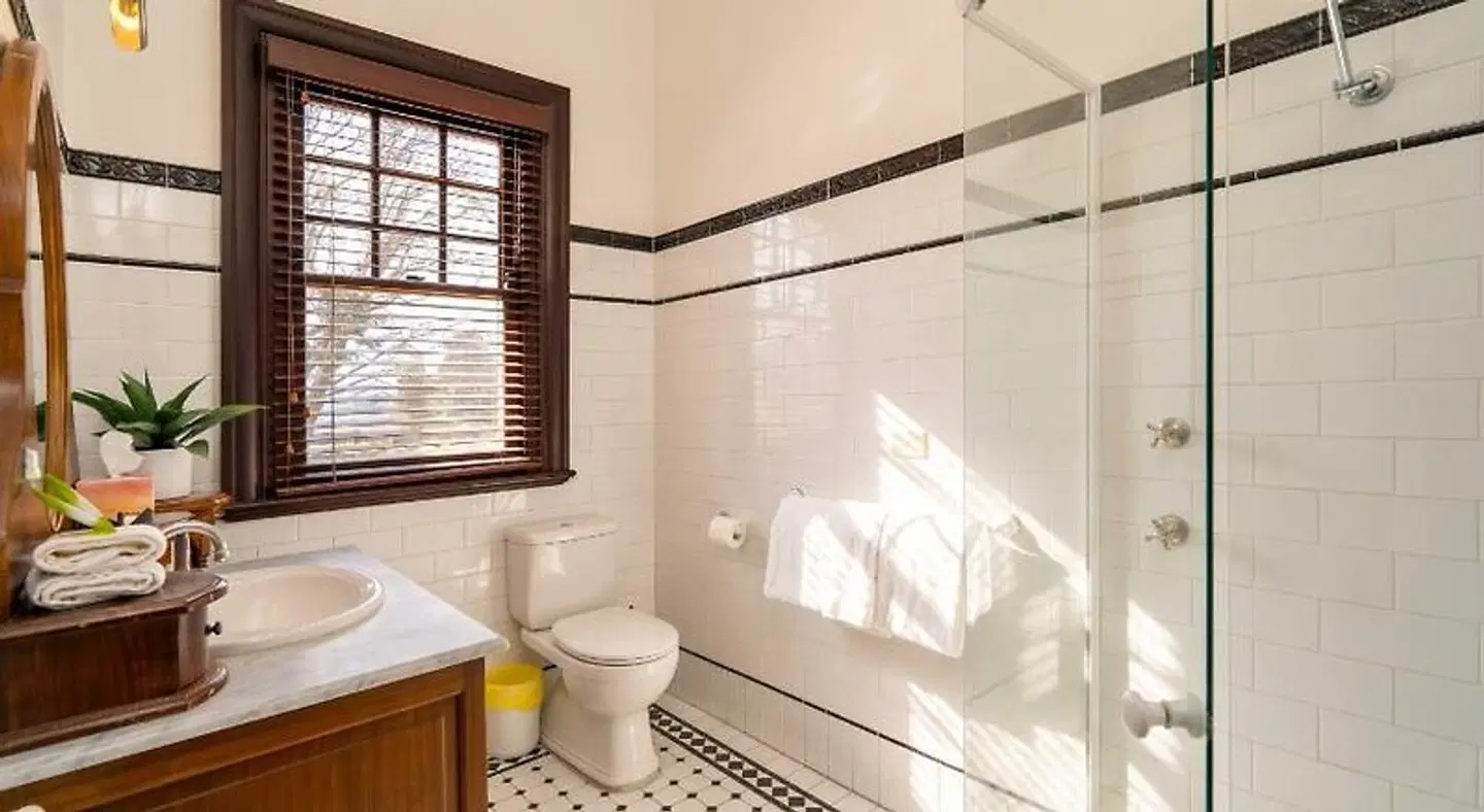 Petersons Armidale Winery and Guesthouse Badezimmer