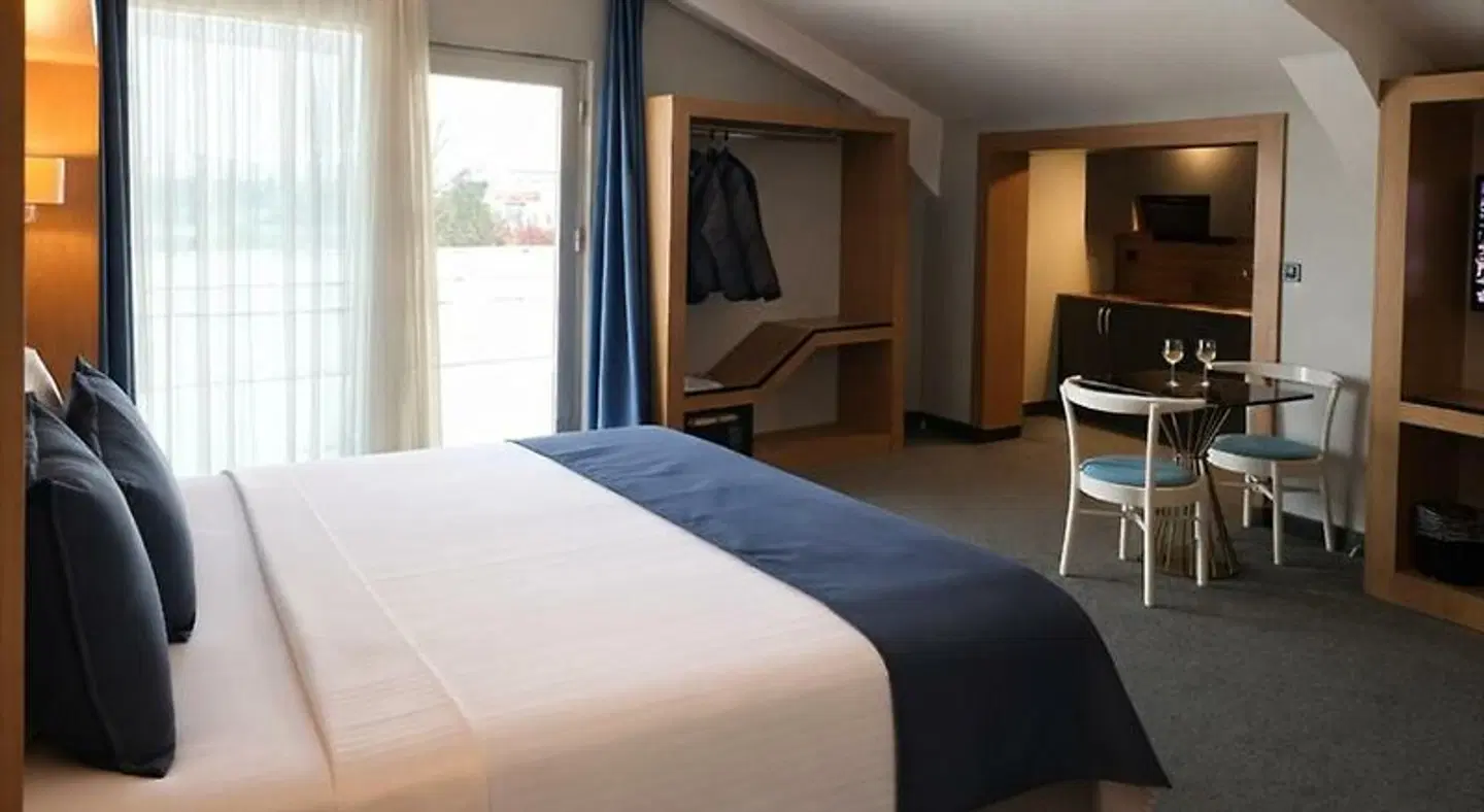 Roof 264 Hotel and Suites ROOM_EXAMPLE