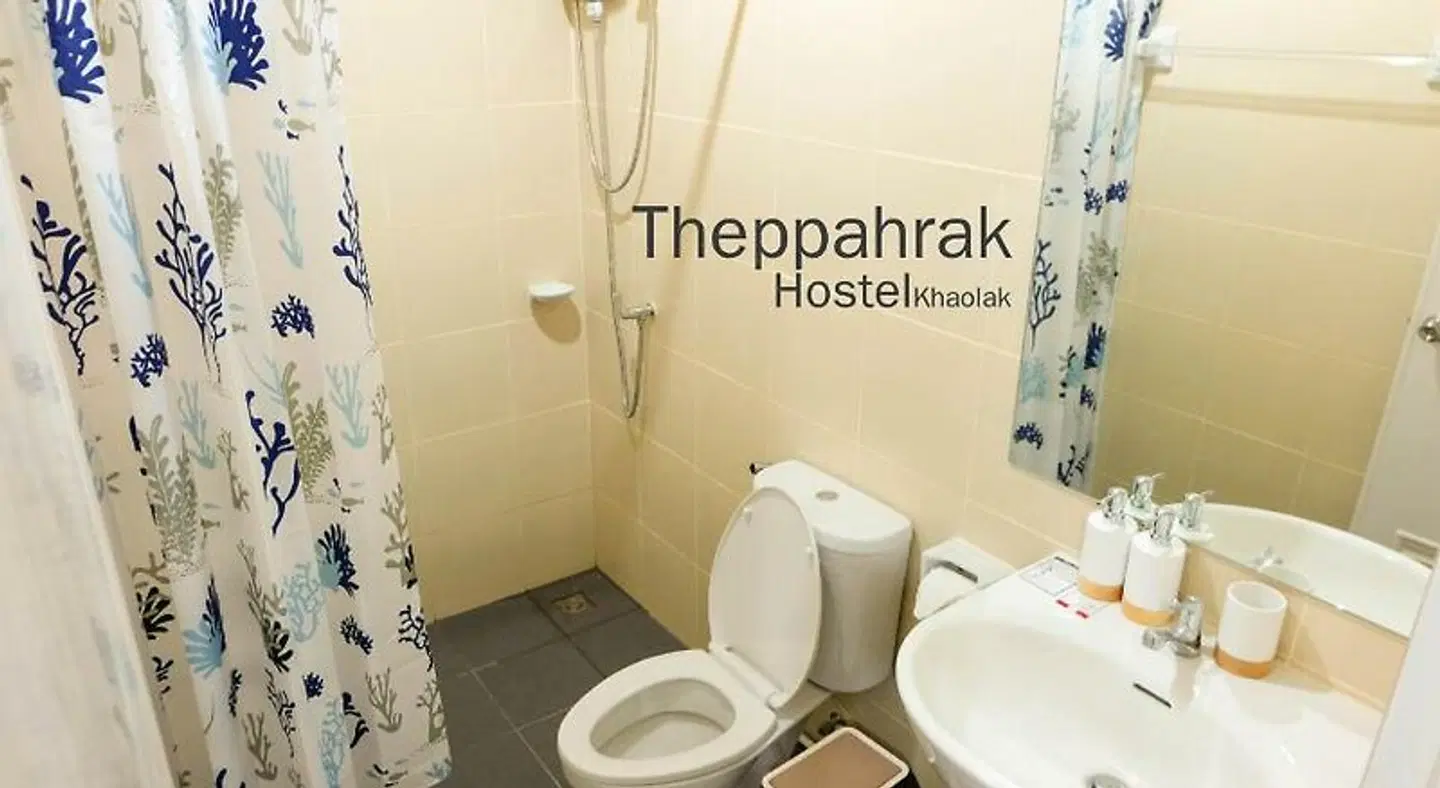 Theppahrak Hostel Khaolak Badezimmer