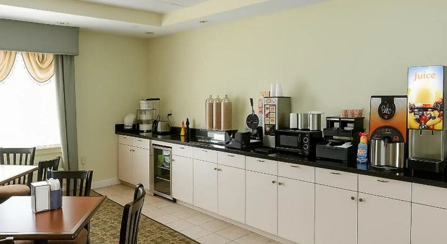Ambassador Inn & Suites Bar