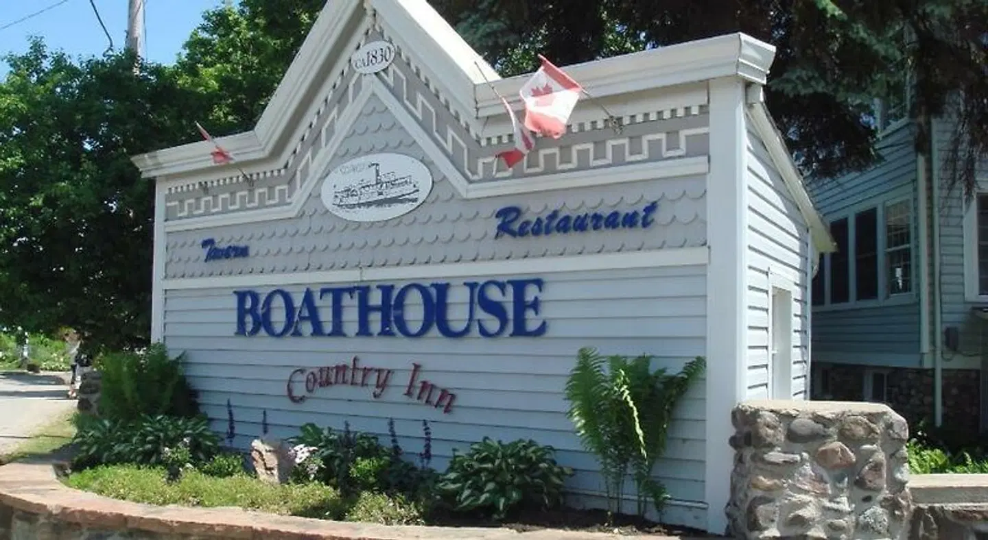 Boathouse Country Inn EXTERIOR