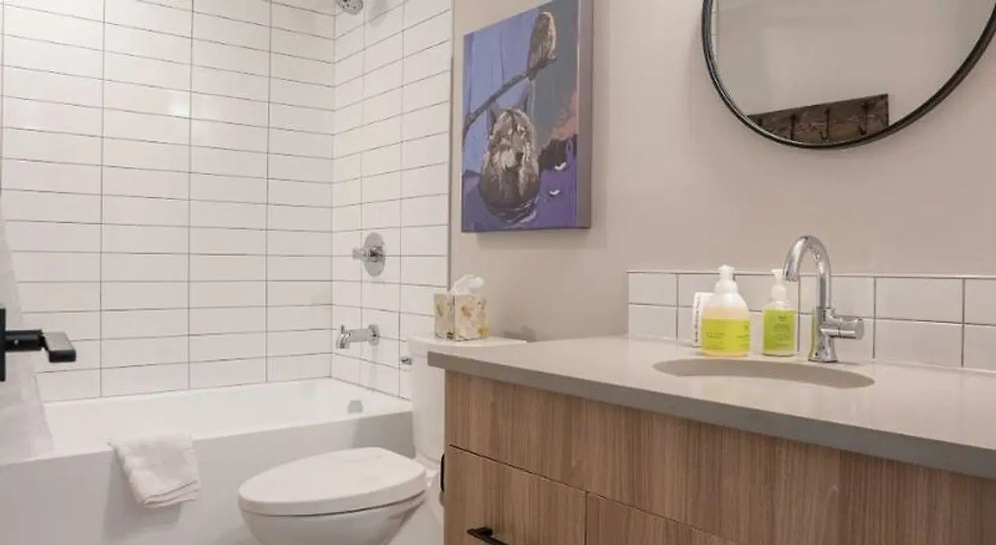 Basecamp Suites Banff Badezimmer