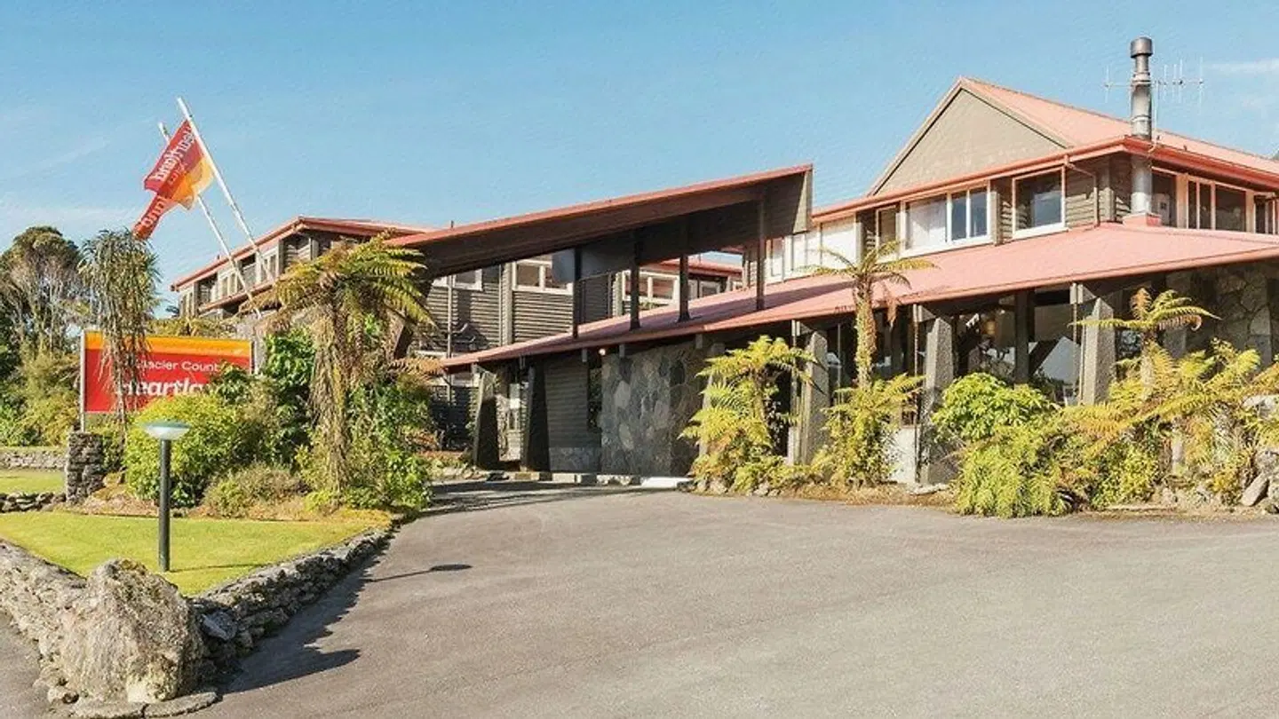 Heartland Hotel Glacier Country EXTERIOR