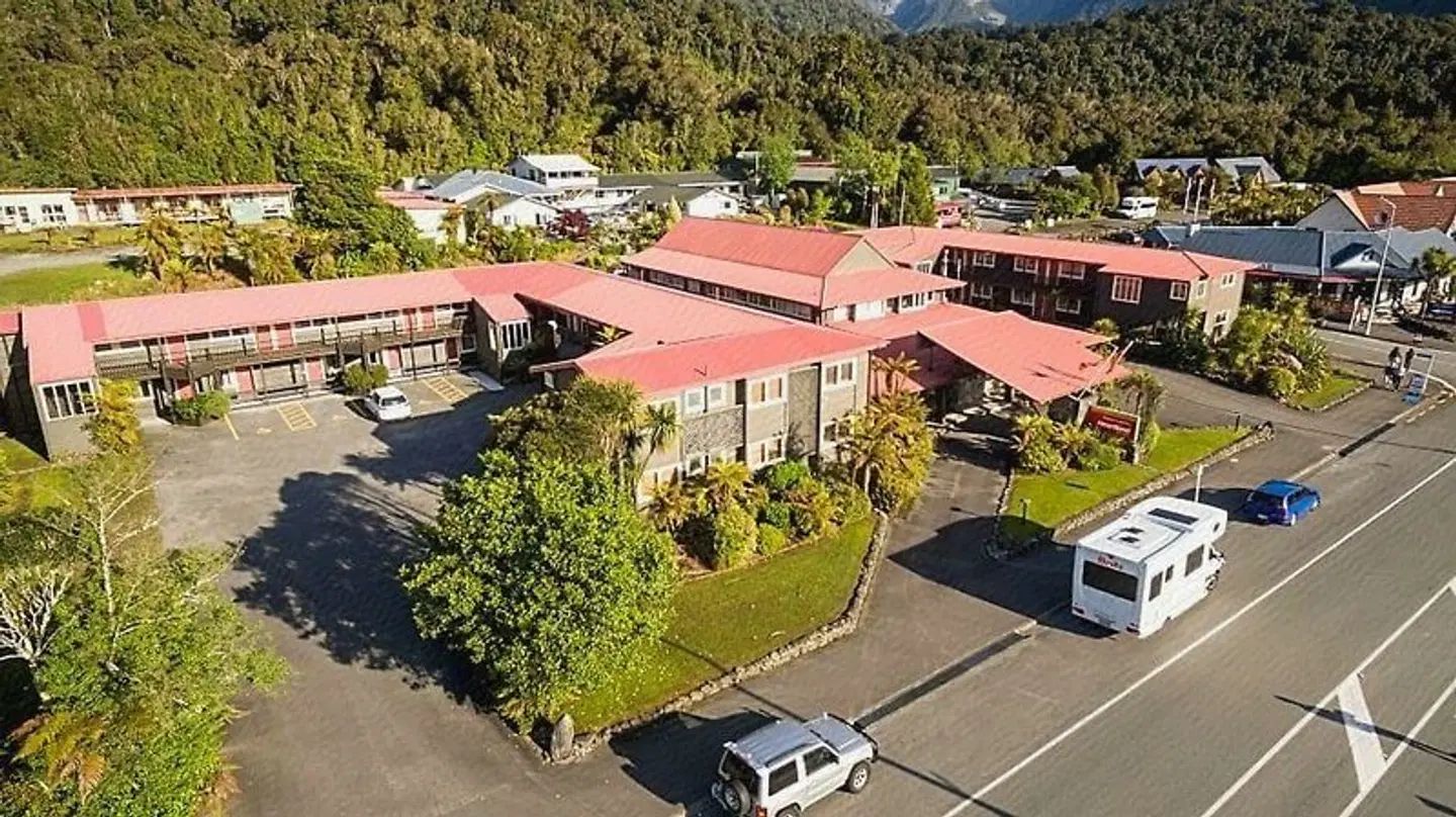 Heartland Hotel Glacier Country EXTERIOR