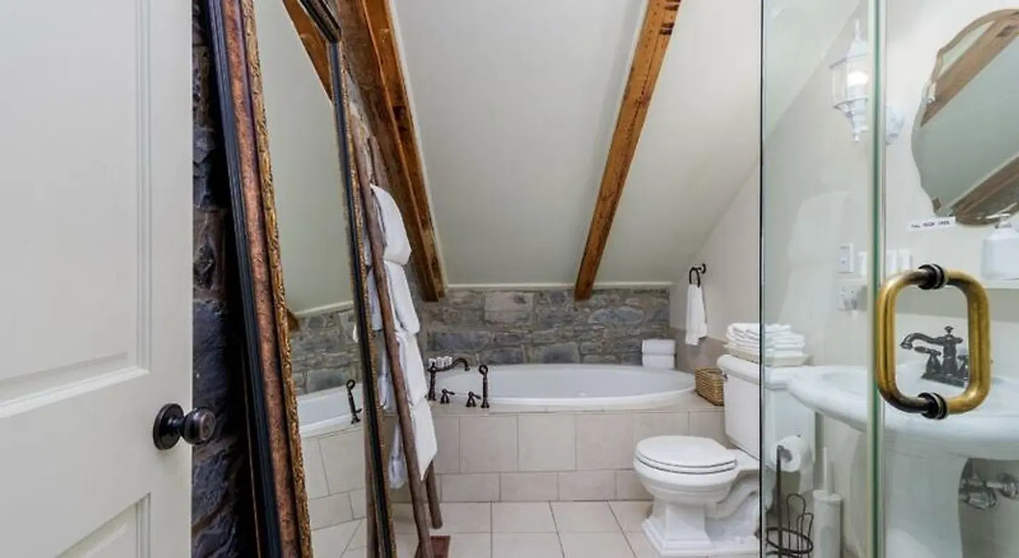 All Suites Whitney Manor Badezimmer