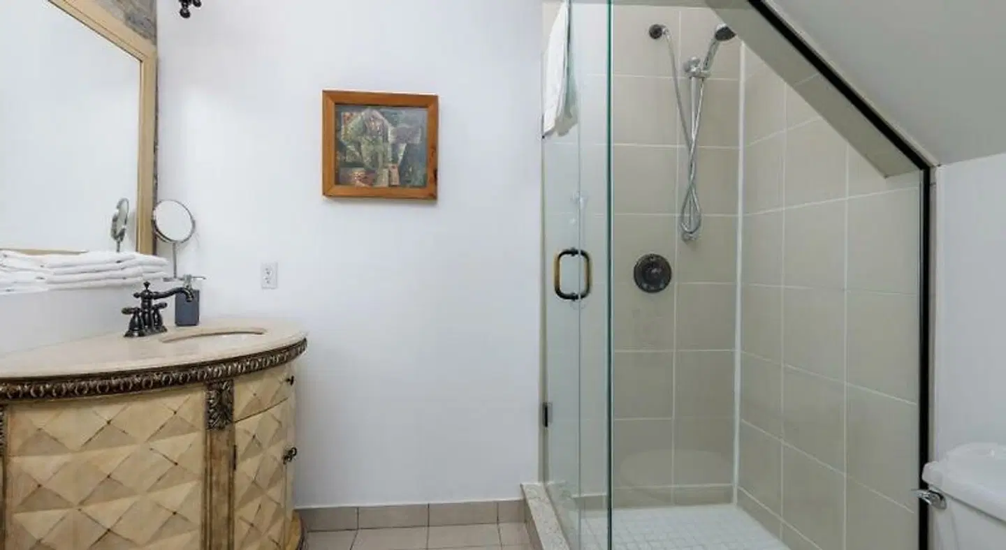 All Suites Whitney Manor Badezimmer