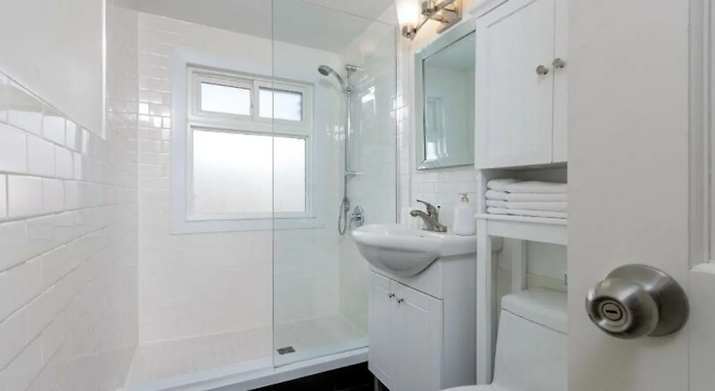 All Suites Whitney Manor Badezimmer