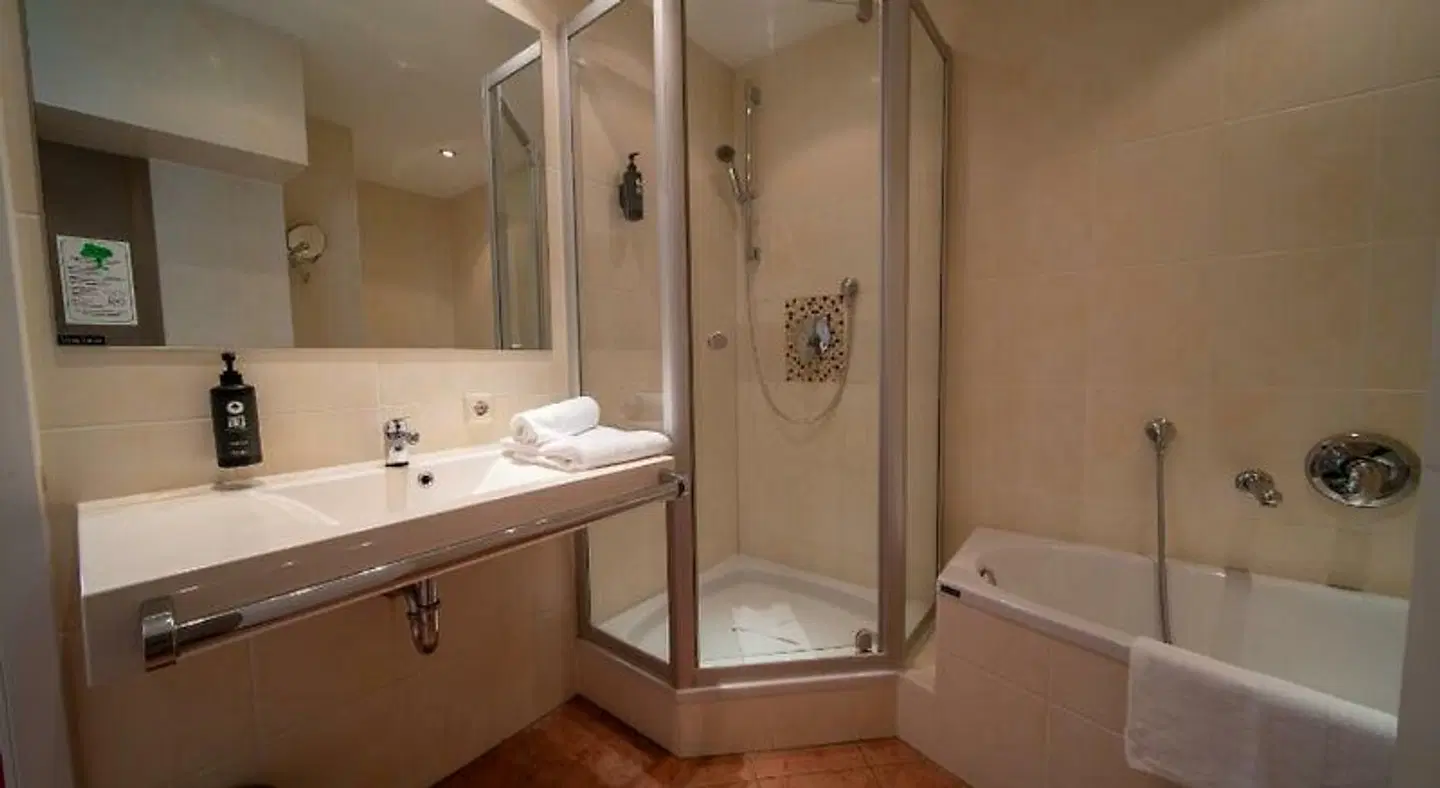Hotel Mondial Munich Badezimmer