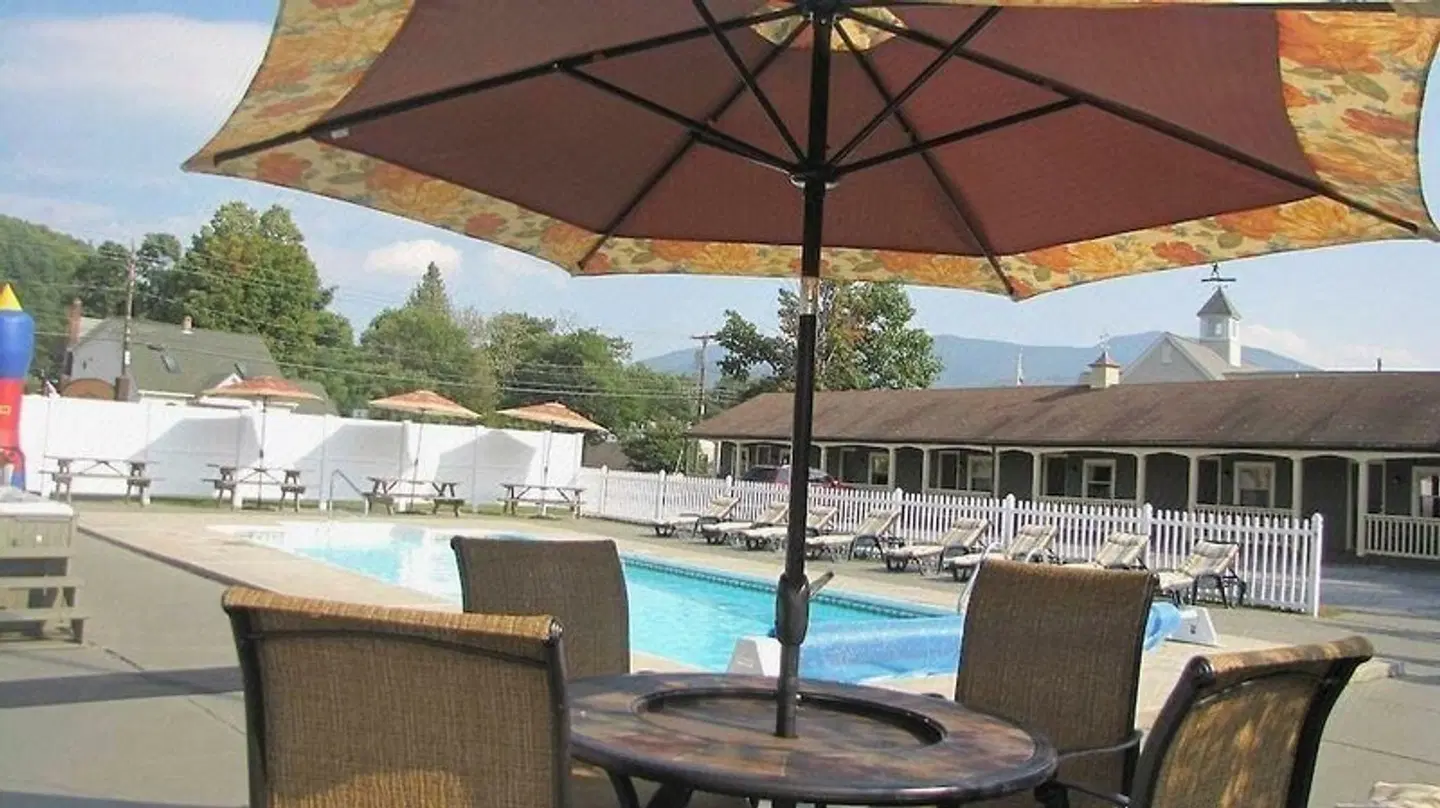 Mt. Madison Inn & Suites OUTDOOR_POOL