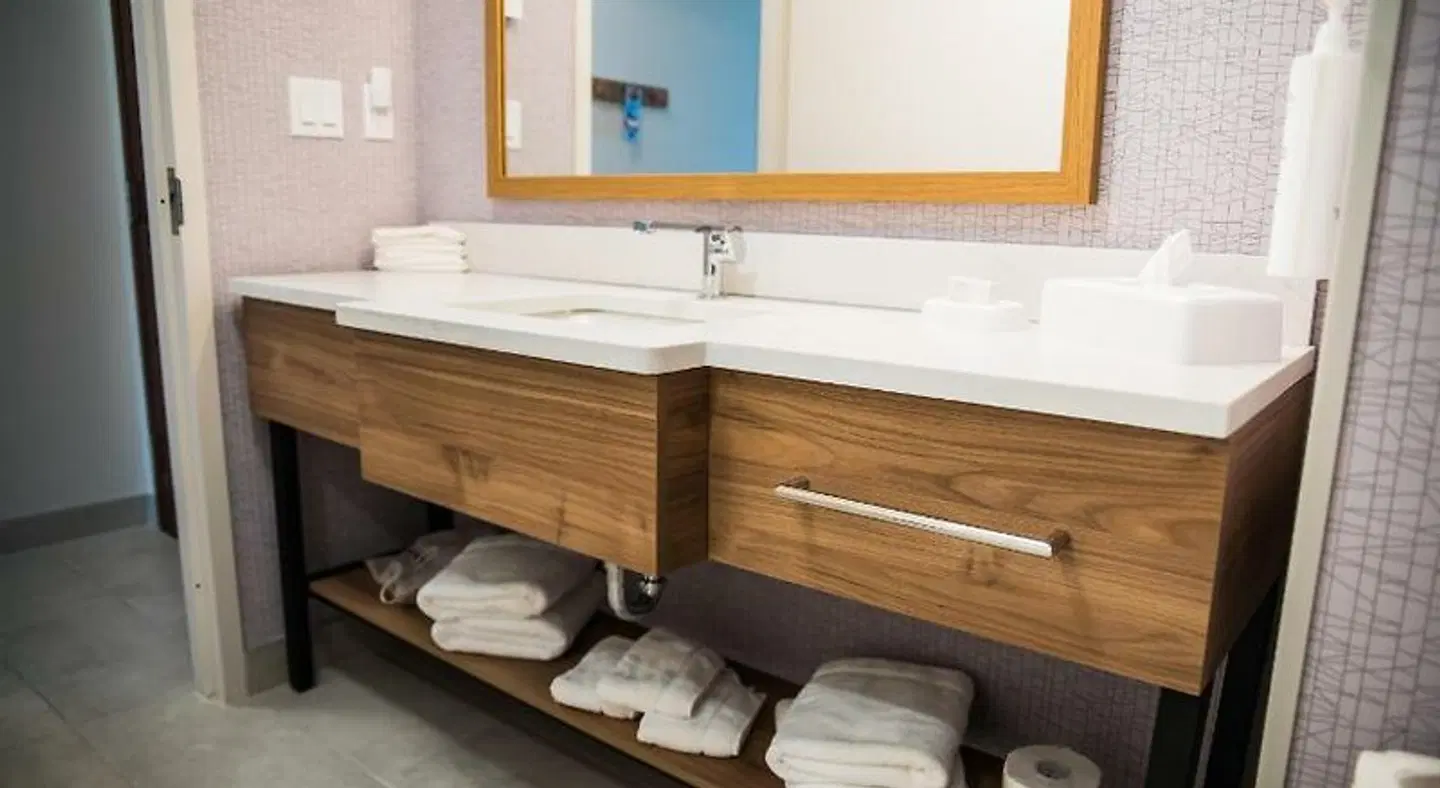 Hampton Inn & Suites by Hilton Laval Badezimmer