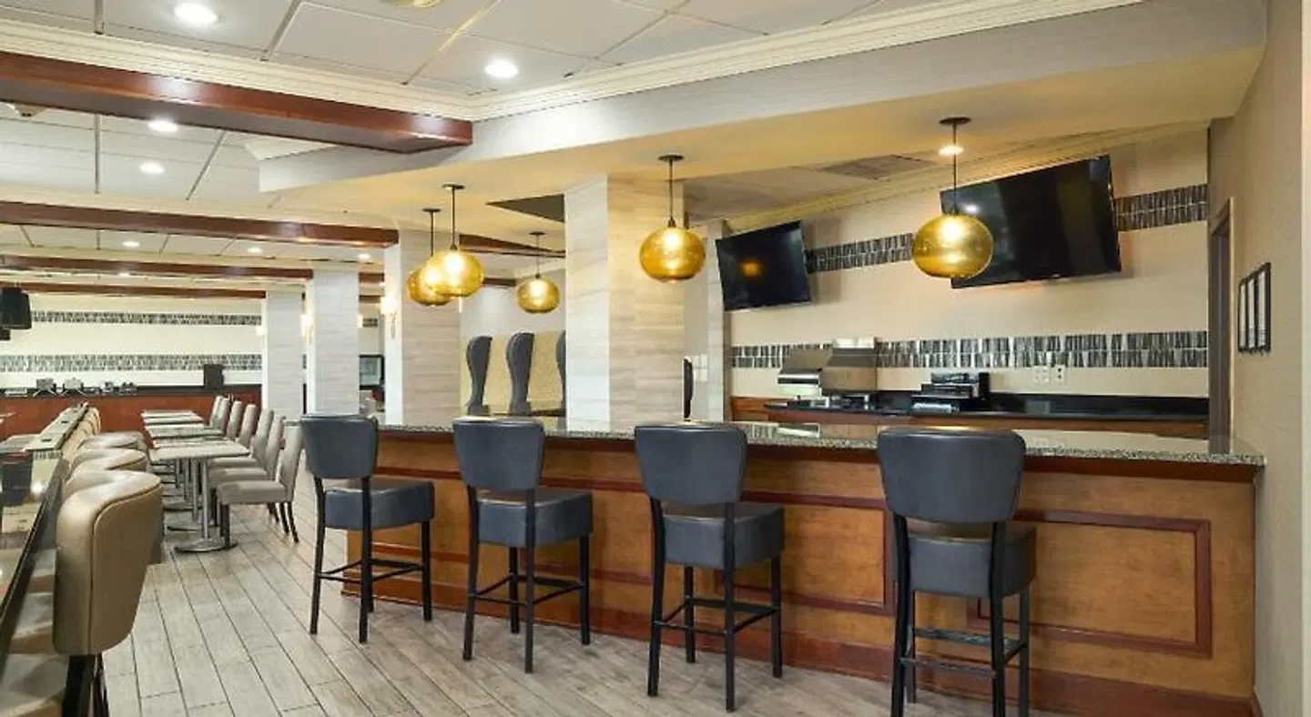 Cottonwood Airport & Expo Hotel Louisville Bar