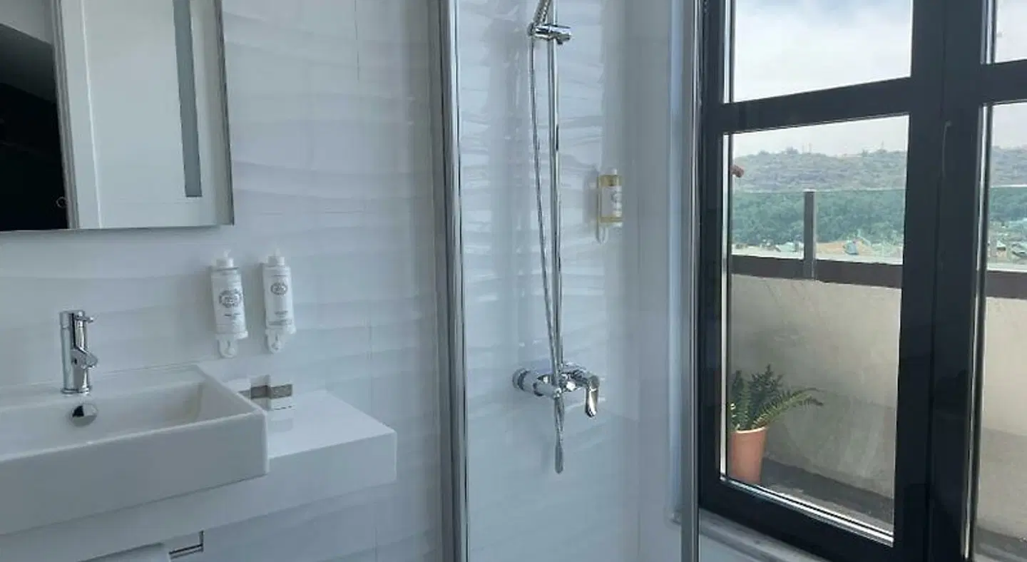 Zurin Charm Hotel Badezimmer