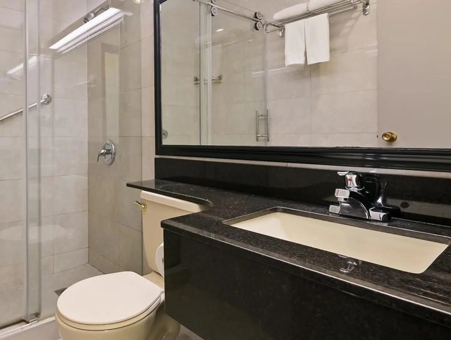 Best Western Airport Inn Badezimmer