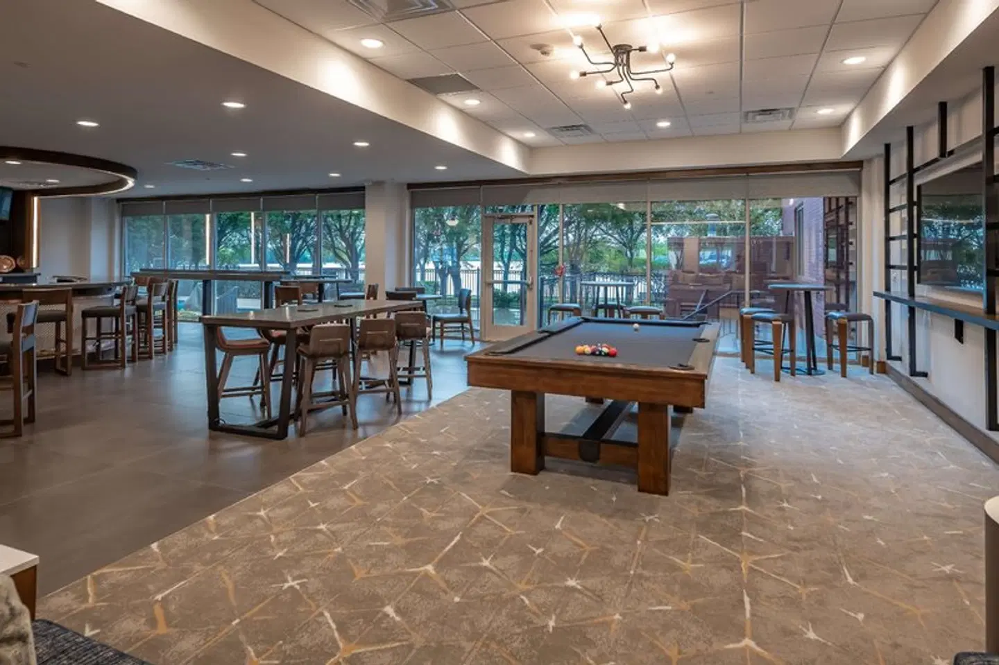 DoubleTree Club by Hilton Dallas-Farmers Branch Bar